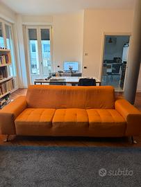 Coppia di divani in tessuto arancione