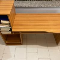 Scrivania predisposta per pc e accessori