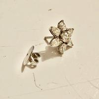 Orecchino a fiore in oro bianco 18k e diamanti