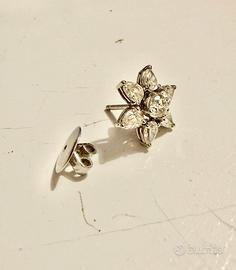 Orecchino a fiore in oro bianco 18k e diamanti