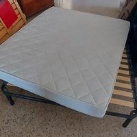 Rete matrimoniale con doghe e materasso