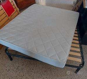 Rete matrimoniale con doghe e materasso