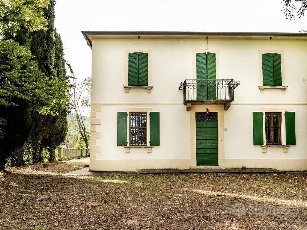 Villa di 600 m² con più di 5 locali e box auto a A