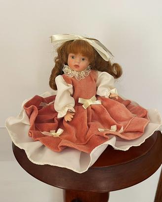 Bambola di porcellana da collezione