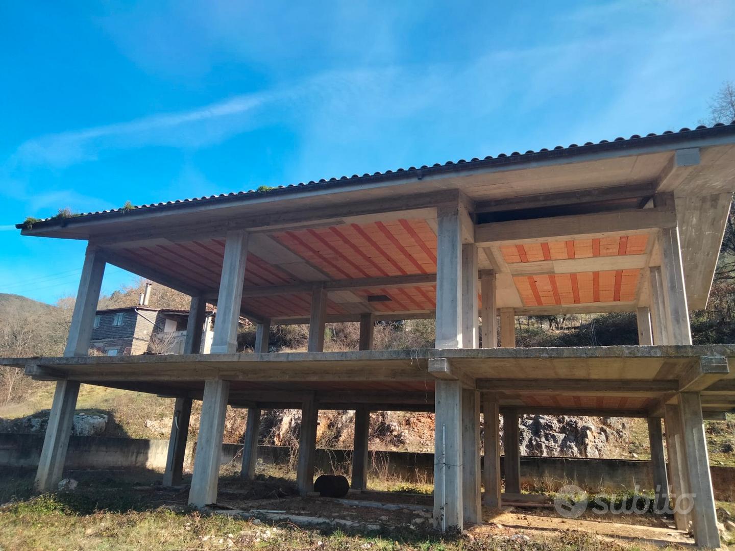 Terreno e casa in costruzione - Vista 2