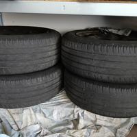Gomme auto con cerchioni