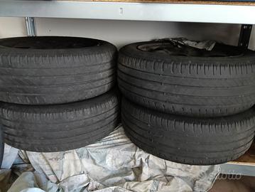 Gomme auto con cerchioni