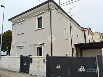 CASA SEMINDIPENDENTE A FERRARA