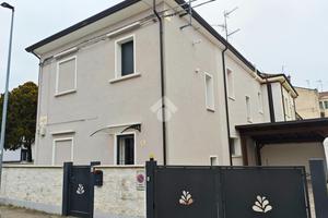 CASA SEMINDIPENDENTE A FERRARA