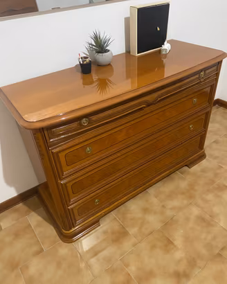 Comò in legno massello stile classico – 4 cassetti