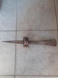 Antica incudine per battere falce e zappe