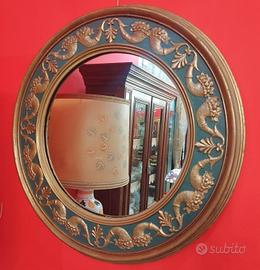 Specchio rotondo con cornice in patina originale 