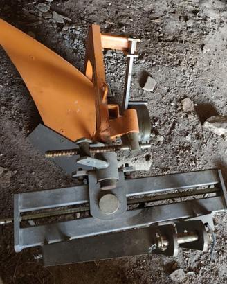 Aratro monovomero Deleks dp35 con ruotino