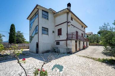 Villa di 320 m² con più di 5 locali a Gallicano ne