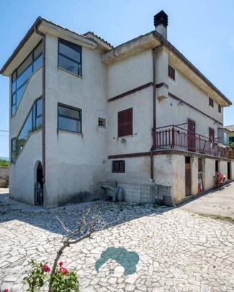 Villa di 320 m² con più di 5 locali a Gallicano ne