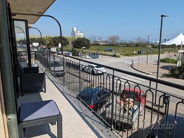 Fronte mare con terrazzino e posto auto