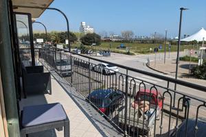 Fronte mare con terrazzino e posto auto