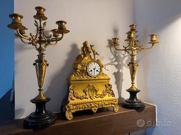 Orologio pendola antica in bronzo con candelieri