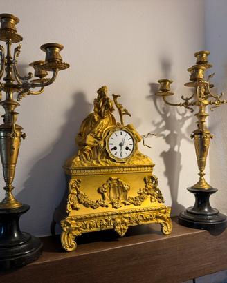 Orologio pendola antica in bronzo con candelieri