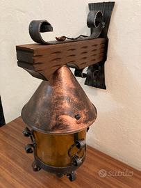 Lampada vintage in ferro battuto, legno e rame