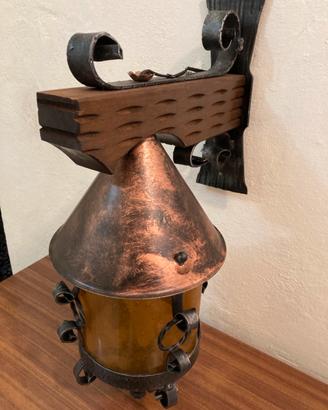 Lampada vintage in ferro battuto, legno e rame