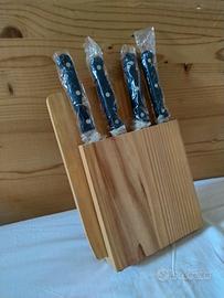 Coltelli con ceppo e tagliere