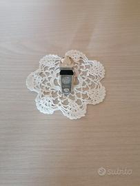 Vecchio fischietto in metallo