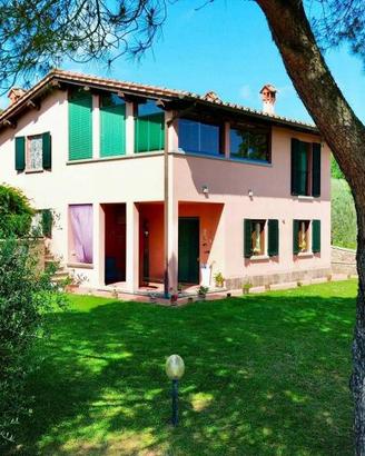 Villa di 131 m² con 5 locali e box auto a Montevar