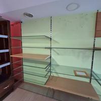 Mensole in vetro e legno con supporti in acciaio
