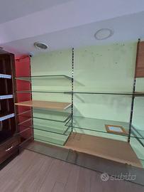 Mensole in vetro e legno con supporti in acciaio