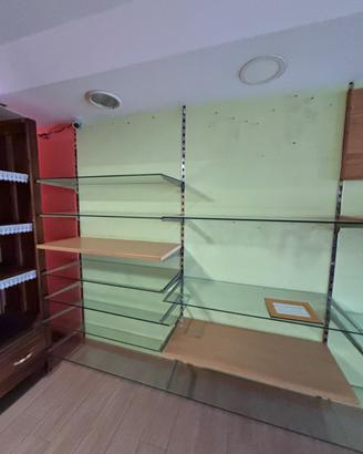 Mensole in vetro e legno con supporti in acciaio