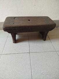 sgabello in legno antico