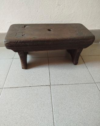 sgabello in legno antico