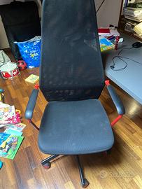 Sedia da ufficio ergonomica nera e rossa