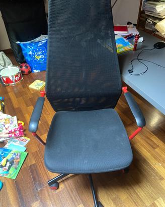 Sedia da ufficio ergonomica nera e rossa