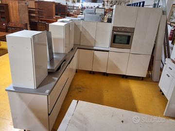 CUCINA AD ANGOLO BIANCA NO FRIGO