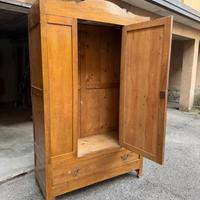 Armadio antico in legno massello con cassetto
