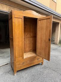 Armadio antico in legno massello con cassetto
