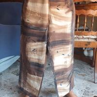 Pantaloni larghi in tessuto leggero con fantasia