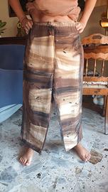 Pantaloni larghi in tessuto leggero con fantasia