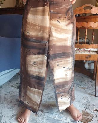 Pantaloni larghi in tessuto leggero con fantasia