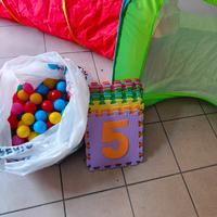 tenda con tunnel e palline