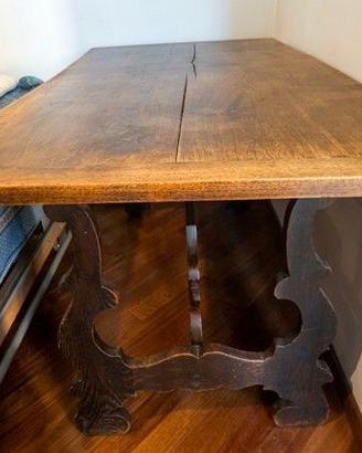 Tavolo in legno massello con gambe sagomate