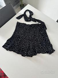 Gonna mini Zara a pois con volant e foulard abbina