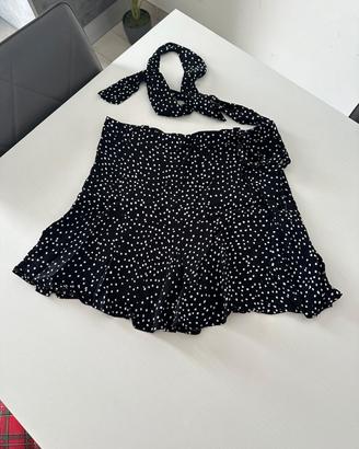 Gonna mini Zara a pois con volant e foulard abbina