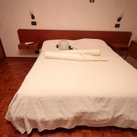 Letto matrimoniale con due comodini e un comò