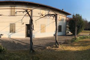 Casa indipendente con giardino e pertinenza edific