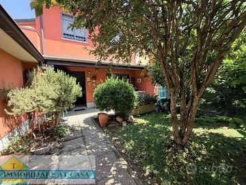 Abbinata con grandi spazi e doppio giardino,unica