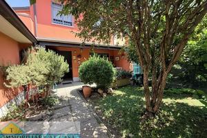 Abbinata con grandi spazi e doppio giardino,unica