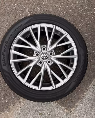 Treno gomme con cerchi originali Toyota